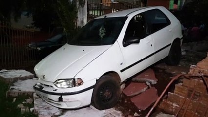 Carro 'invade' pátio de residência e derruba muro na Rua Hermes Vessaro, no São Cristóvão