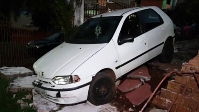 Carro 'invade' pátio de residência e derruba muro na Rua Hermes Vessaro, no São Cristóvão