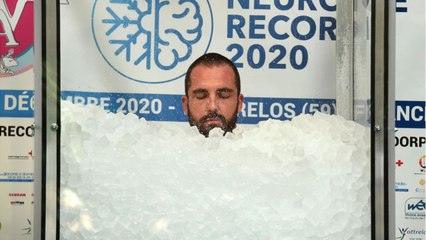 Hasta el cuello: hombre rompe récord por estar dos horas sumergido en hielo