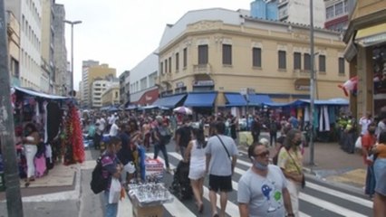 Miles de personas ultiman compras en un Sao Paulo a pesar de la covid