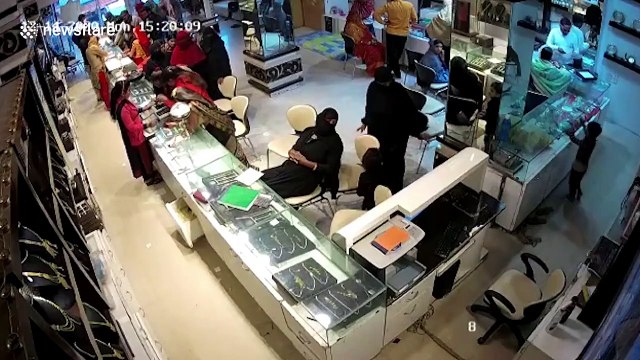Burqa-clad women use children to steal jewelry worth thousands out of shop counter in India