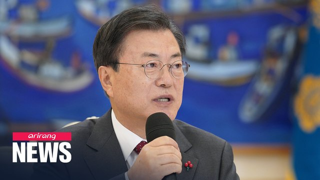 President Moon hopes people share warmth on Christmas Day