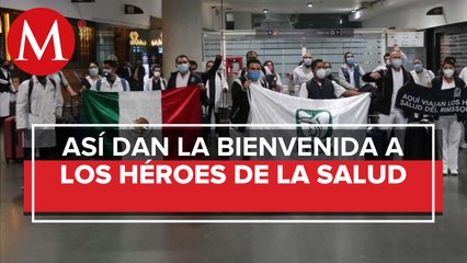 Al son de Cielito Lindo, reciben en CdMx a médicos de Operación Chapultepec