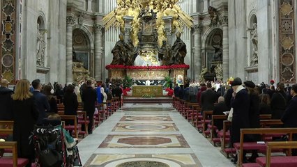 Un Noël pas comme les autres : le pape François célèbre une messe en comité restreint à Rome