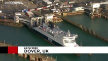 شاهد: سائقو الشاحنات الأوروبيين العالقين حول ميناء دوفر يخضعون لفحص كورونا قبل عبور القنال