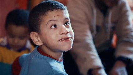 رب عائلة من ذوي الاحتياجات الخاصة يبحث عن سكن وعلاج لابنه