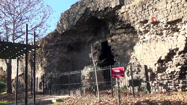 UNESCO Dünya Kültür Mirası Listesi'ndeki Diyarbakır surlarının içi çöplükle dolu