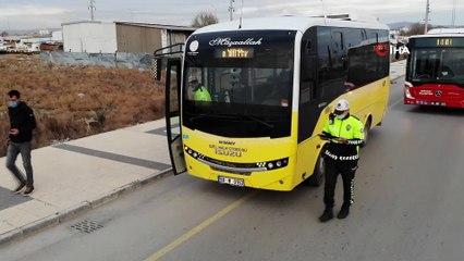 Maskesiz yakalanan sürücü polis memuruna maske ikram etti