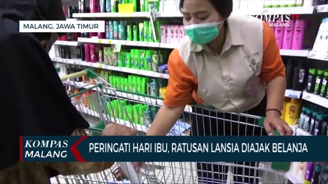 Ibu Lansia Diajak Belanja ke Mall, Peringati Hari Ibu