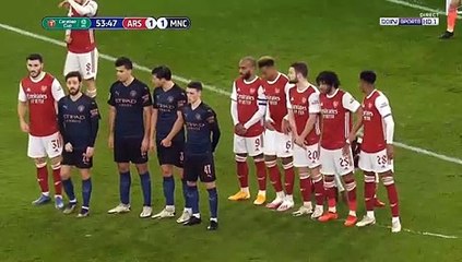Tình huống núp bụi hài hước của cầu thủ Arsenal trong trận đấu gặp Man city
