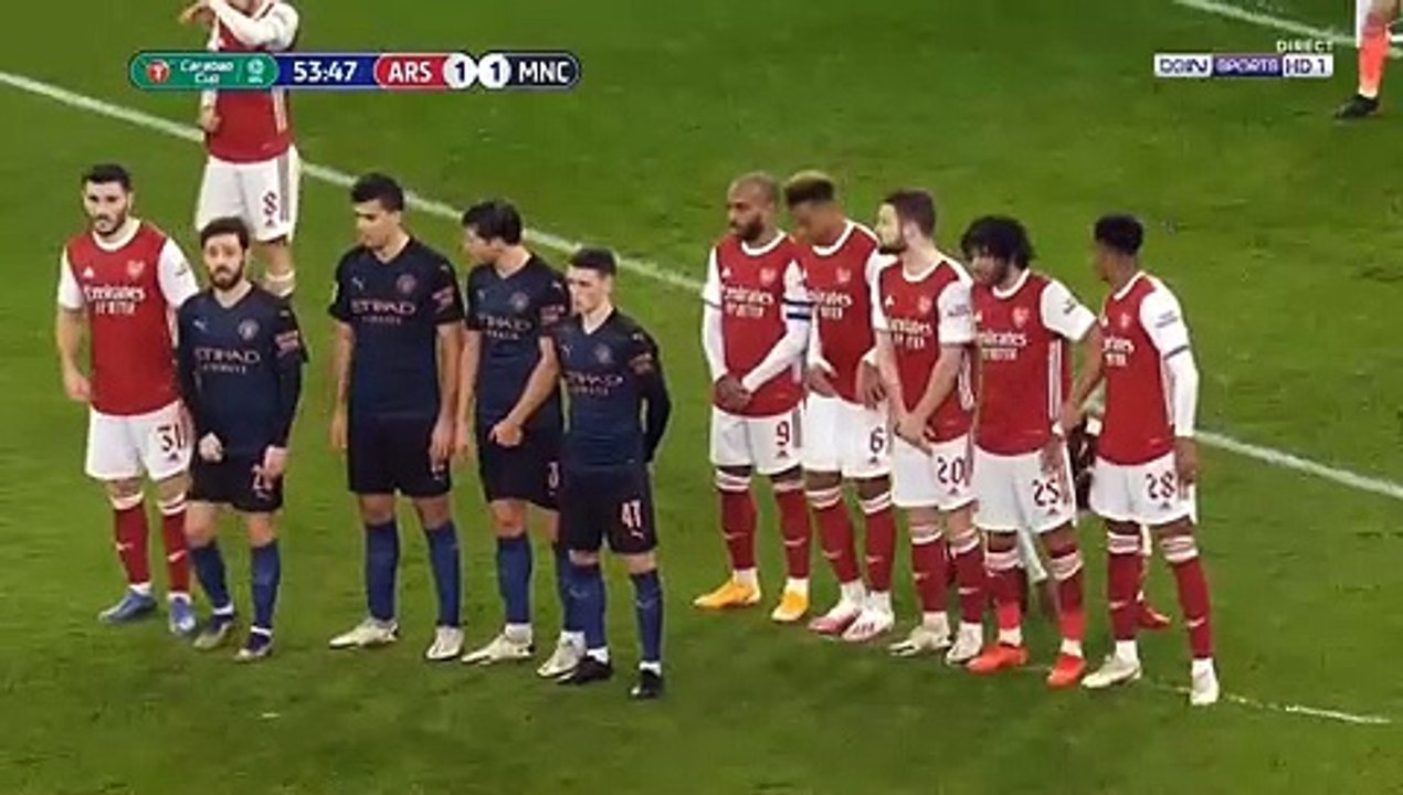 Tình huống núp bụi hài hước của cầu thủ Arsenal trong trận đấu gặp Man city