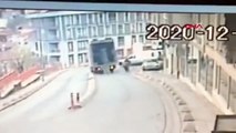 Nakliye kamyonu 10 metreden aşağı uçtu!