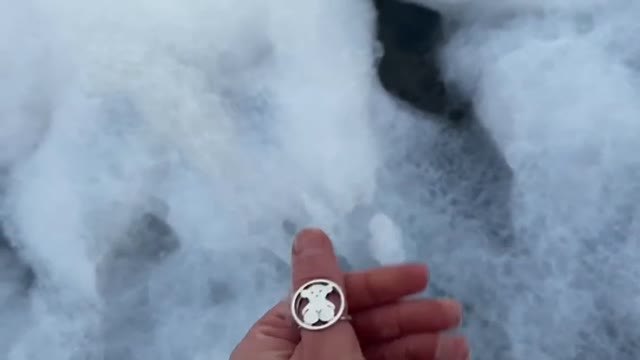 Misterioso paisaje en Rusia, un río de San Petersburgo se llena de espuma
