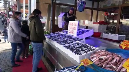 2 günlük hafta sonu kısıtlaması öncesi hamsi tezgahlarına akın ettiler