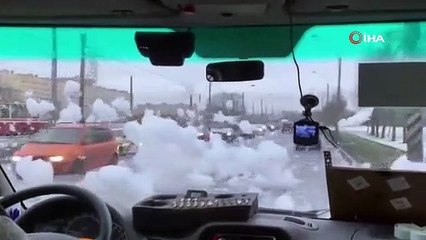 Rusya'da nehir köpükleri yola savruldu, sürücüler zor anlar yaşadı