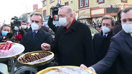 Cumhurbaşkanı Erdoğan gazetecilere ikram etti: Bunu yiyene korona gelmez