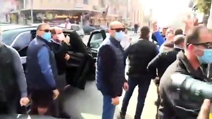 الرئيس السيسي يستجيب لهتافات مواطنين بالشارع "بنحبك يا ريس وتحيا مصر".. وينزل من سيارته لتحيتهم