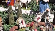 شاهد: عائلة تحول حديقة منزلها لمغارة بها مجسمات للملوك المجوس بكمامات في المكسيك