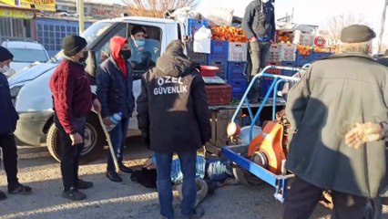 Akıllara durgunluk veren görüntü...Kaza yerine tepsiyle çay servisi yaptı