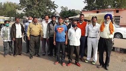 सवाईमाधोपुर रेलवे स्टेशन के सामने ऑटो पार्किंग स्टैण्ड पर मौजूद पीडि़त ऑटो चालक व अन्य।