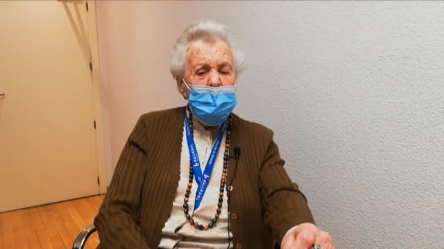 Los primeros residentes que se van a poner la vacuna en Madrid esperan con impaciencia recibir su dosis