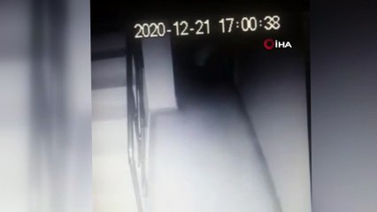 Su sayacını çalan hırsız, binayı terk etmeden önce yerleri böyle sildi