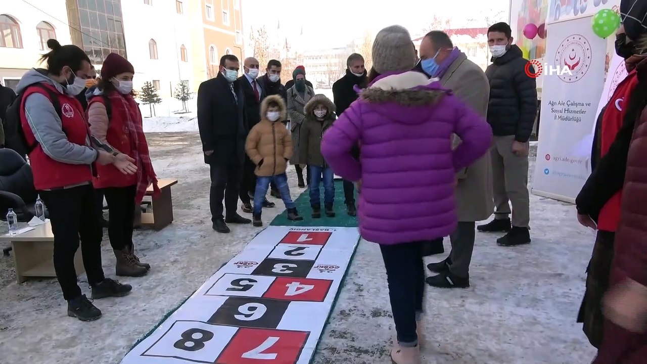 Pandemi nedeniyle evlerinden çıkamayan çocuklara hediyeler götüren “Hediye Karavanı” Ağrı’da