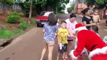 Papai Noel entrega doces para as crianças da Região Sul
