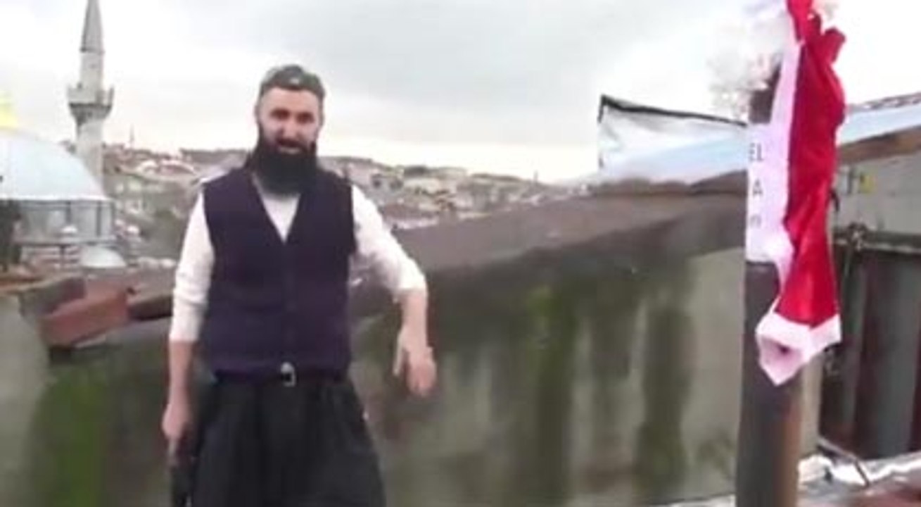 Elinde silahla bekliyor