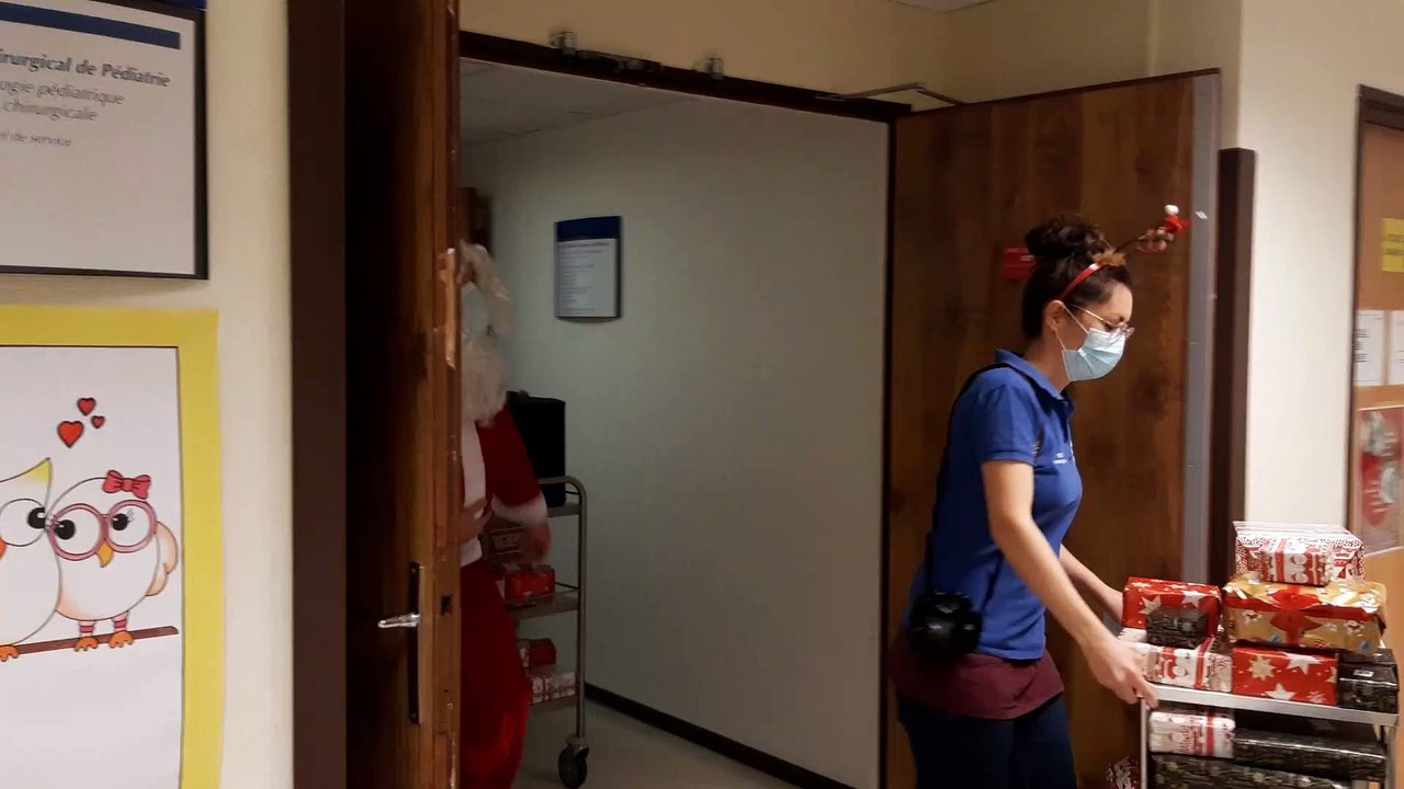 Un hôpital pour les enfants distribue des cadeaux de Noël aux enfants malades hospitalisés du CHU de Poitiers