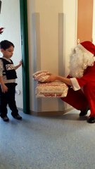 Un hôpital pour les enfants distribue des cadeaux de Noël aux enfants malades hospitalisés du CHU de Poitiers