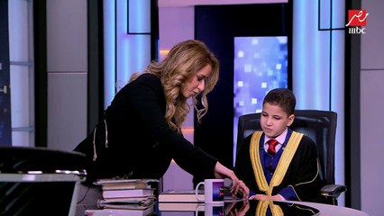 الجمعة فى مصر والدكتورة ياسمين سعيد يهديان الطفل عمر مكي "القرآن الكريم وقصص الأنبياء"