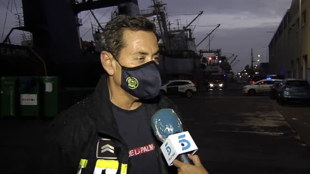 Fallecen tres marineros en el incendio de un carguero ruso atracado en el puerto de La Luz