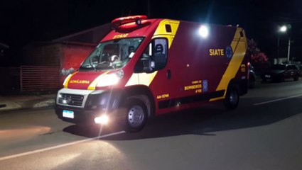 Forte colisão entre carro e moto deixa homem ferido na Rua Fernando de Noronha, no Riviera