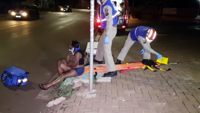 Carro atinge ponto de ônibus e mureta de posto de combustíveis na Rua Ipanema, no Periolo