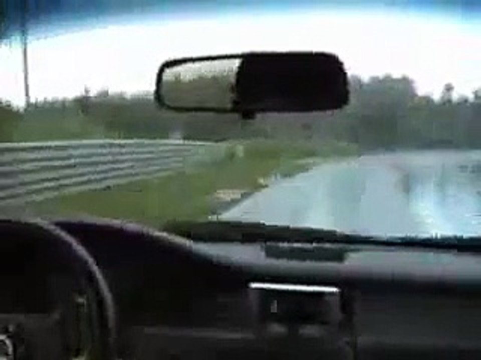 Régis essaye sa nouvelle auto sous la pluie
