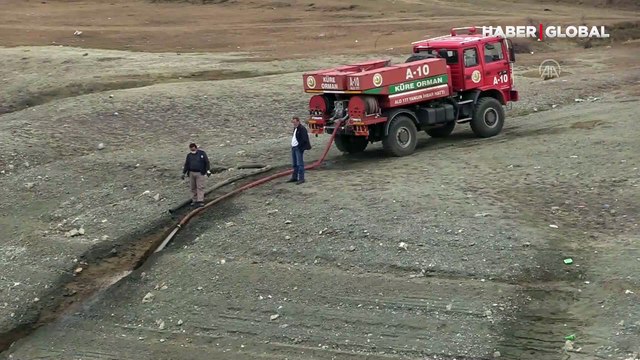 Göletteki balıklar taşıma suyla kurtarıldı