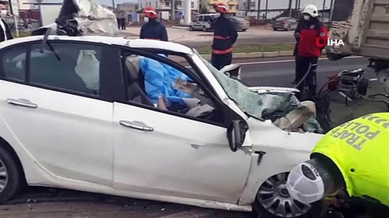 Otomobil tıra ok gibi saplandı