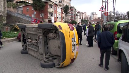 Kısıtlamada yolu boş sanıp dikkatsizce caddeye çıkan otomobil taksiye çarptı