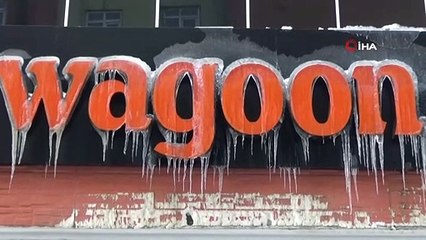 Yüksekova’da dondurucu soğuk...Çatılardaki buz sarkıtları yarım metreyi buldu