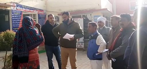 महिला ने लगाया धोखे से स्टांप पेपर पर अंगूठा लगावाने का आरोप