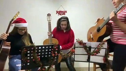 We wish you a merry Christmas, par Elodie, Anna et Amélie (guitare)