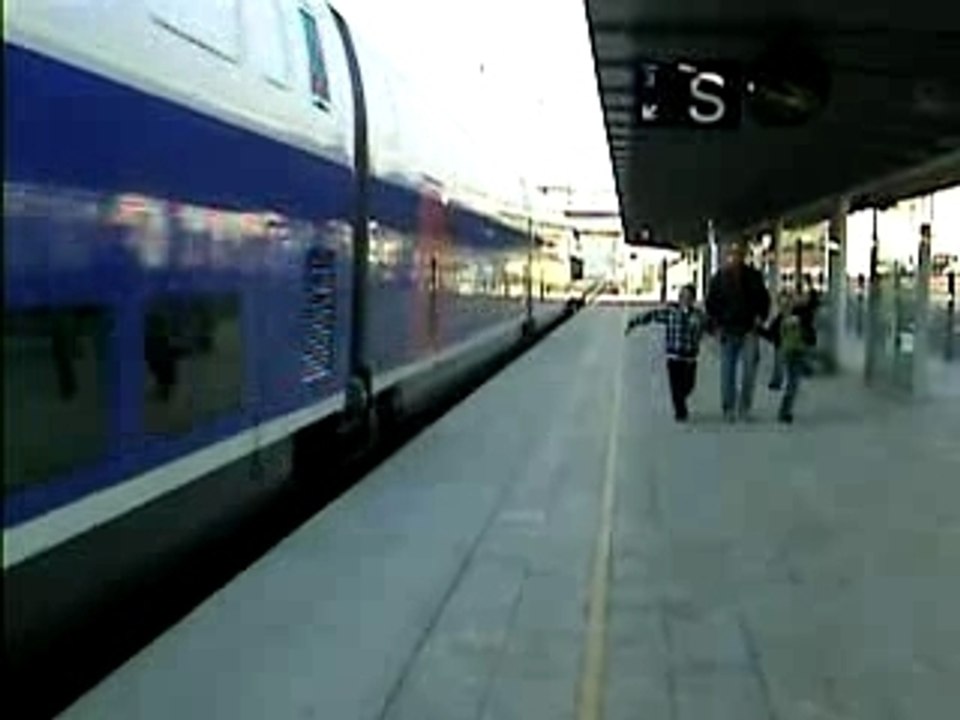 Le tgv 405 entre en gare