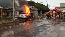 Carro de aplicativo roubado é incendiado em Ceilândia após colidir com um quiosque