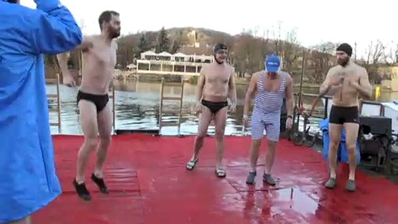 Prag: Schwimmen in eiskalter Moldau