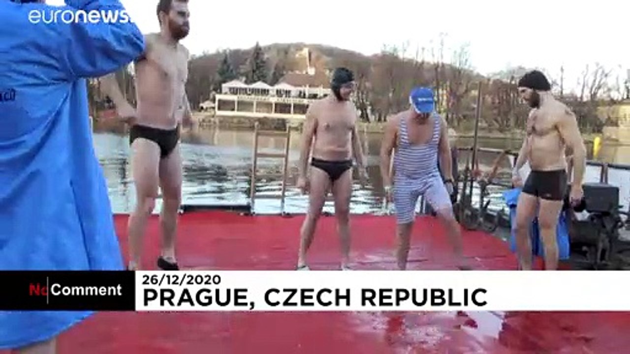 Sie springen in die eiskalte Moldau