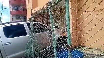 Ileso tras impactar camioneta con apartamento en La Romana, República Dominicana