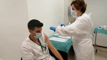 El Hospital Virgen de las Nieves de Granada vacuna al primer sanitario