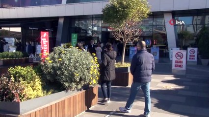 Alışveriş merkezi önünde yılbaşı kuyruğu havadan görüntülendi