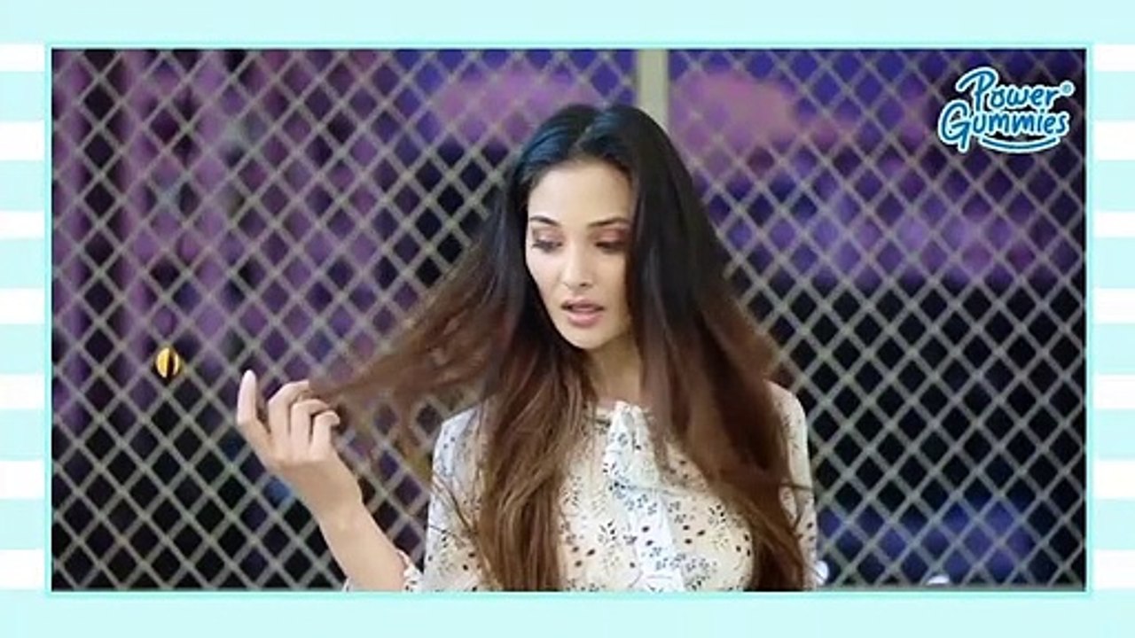 Best Gummies for healthy hair: Grabbing two tasty gummies a day for healthy hair with POWER GUMMIES.